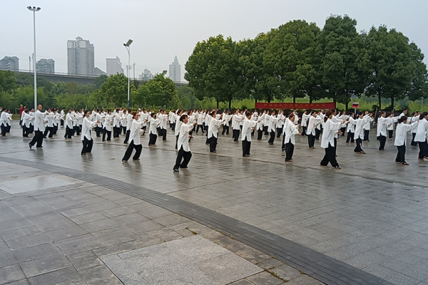 孝感市举办庆祝中国共产党成立100周年太极拳展演活动