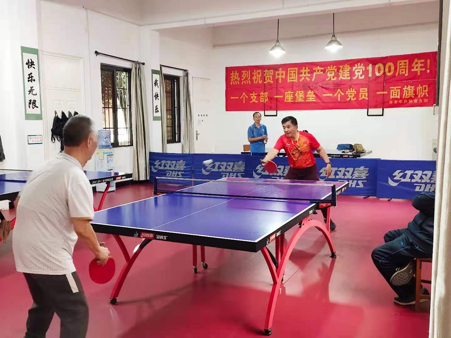 市老年大学和老年体协共同举办庆重阳乒乓球赛
